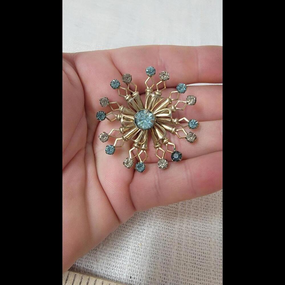 Vintage Starburst Flower clear & blue rhinestones Brooch B2